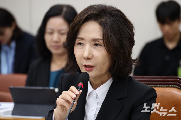 이진숙 사회부총리 겸 교육부 장관 후보자가 16일 서울 여의도 국회 교육위원회에서 열린 인사청문회에서 의원 질의에 답변을 하고 있다. 윤창원 기자