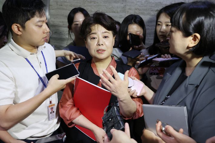 국민의힘 윤희숙 혁신위원장이 17일 서울 여의도 국회에서 열린 비상대책위원회의에 참석한 뒤 나와 취재진의 질문에 답하고 있다. 연합뉴스