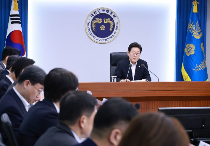이재명 대통령이 17일 서울 용산 대통령실 청사에서 열린 4차  수석·보좌관 회의에서 발언하고 있다. 연합뉴스