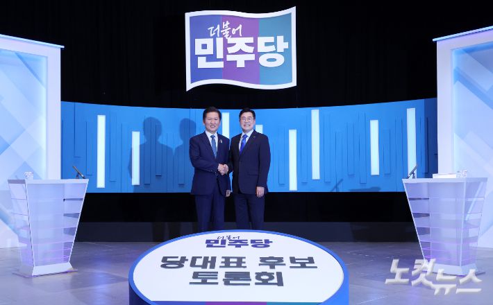 더불어민주당 정청래·박찬대 당대표 후보가 16일 서울 양천구 목동 SBS에서 열린 TV토론회에 앞서 기념촬영을 하고 있다. 국회사진기자단