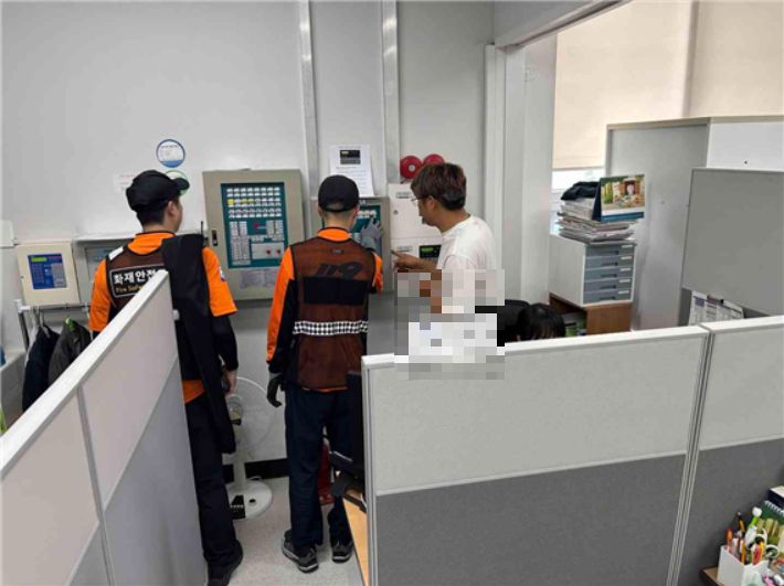 전북 소방 화재 안전 조사 모습. 기사와 직접적인 관련 없음. 전북소방본부 제공