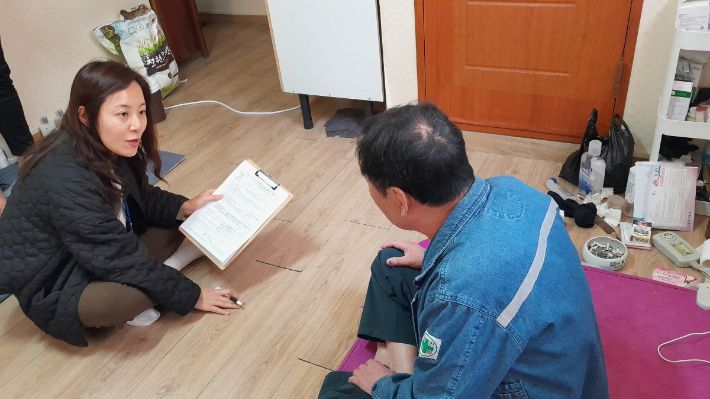 '주거상향 지원사업'으로 취약계층 이주를 돕는 주거 상향 코디네이터. 고양시 제공