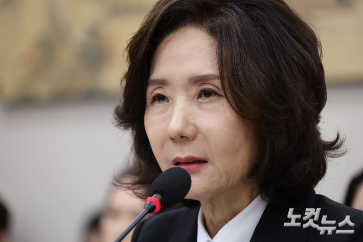 이진숙 사회부총리 겸 교육부 장관 후보자가 16일 서울 여의도 국회 교육위원회에서 열린 인사청문회에서 의원 질의에 답변을 하고 있다. 윤창원 기자