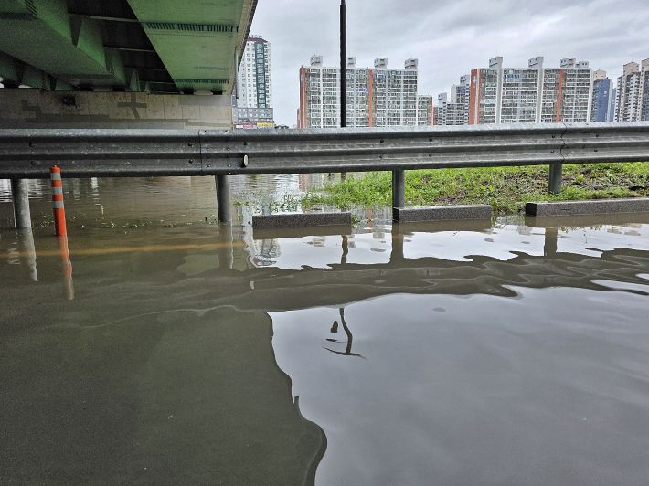 집중호우로 침수된 경주시 금장교 하상도로. 경주시 제공