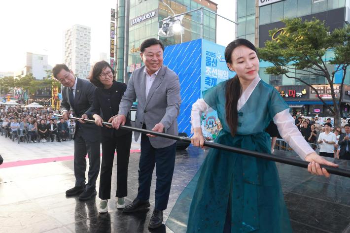 김종훈 울산동구청장이 일산청년광장 준공식 및 청년문화마당에서 기념 행사에 참여하고 있다. 사진 동구청 제공