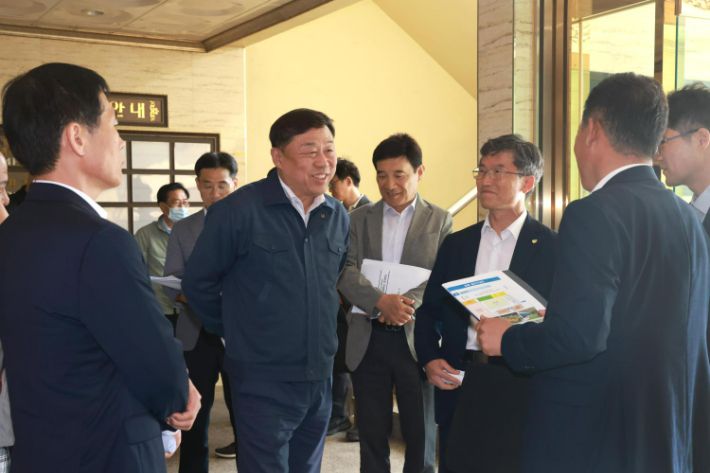 울산동구청과 울산시교육청의 현장 회의에서 참석자들이 환담을 하고 있다. 사진 동구청 제공