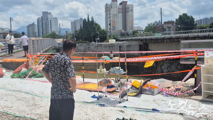 며칠 간 이어진 극한 호우로 광주 북구 신안동의 땅이 꺼지고 옹벽이 부서졌다. 사진 속 주민이 서 있는 곳은 지난 호우로 땅이 꺼졌다가 최근 자갈로 임시 복구를 해뒀다. 한아름 기자