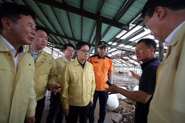 김동연 경기도지사가 20일 가평군을 찾아 호우피해 현황을 직접 점검했다. 경기도 제공