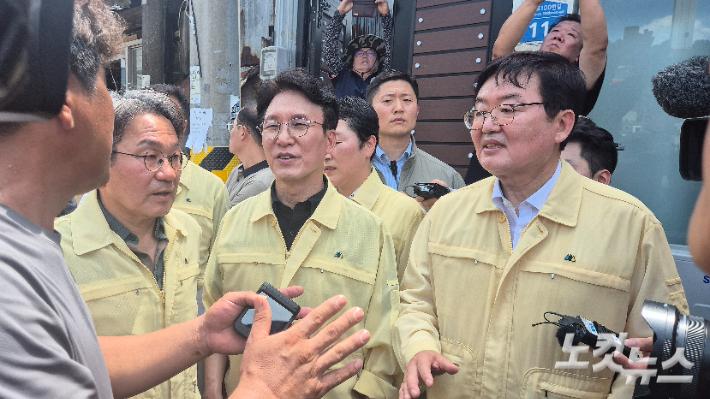 김민석 국무총리, 강기정 광주시장, 문인 북구청장이 광주 북구 신안동 주민의 말을 듣고 있다. 주민은 "우리 동네에 재난지역선포를 해야 한다"고 말했다. 한아름 기자