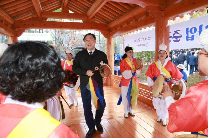 김종훈 울산동구청장이 2024년 11월 오좌불공원 어르신놀이터 준공식에서 사물놀이팀과 공연을 하고 있다. 사진 동구청 제공