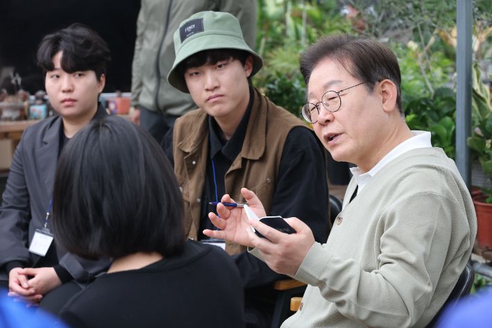 이재명 대통령이 대선 당시 청년들을 만나 대화 하고 있다. 연합뉴스