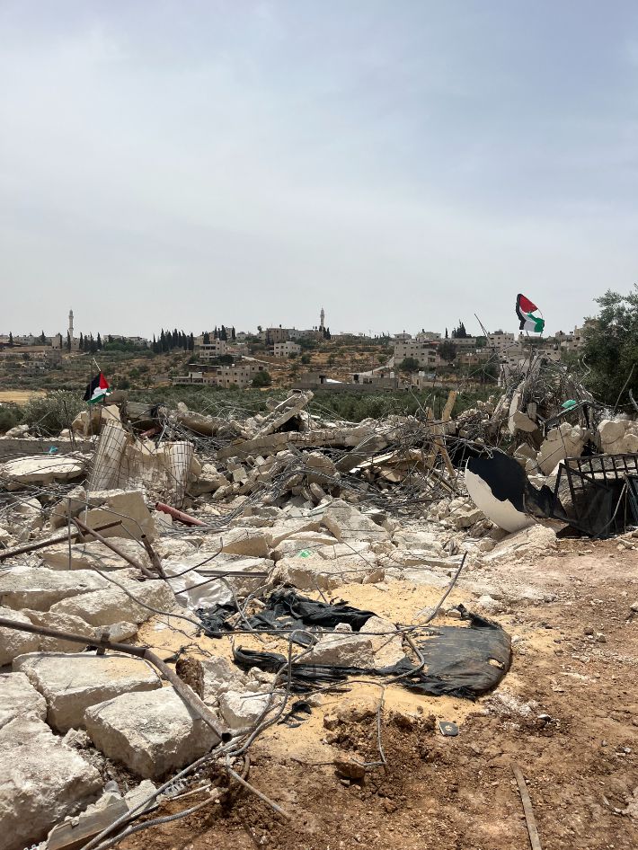 팔레스타인 서안지구 알 무카이르(Al-Mughayyir). 이스라엘점령군은 이른 아침 마을을 습격하고 모든 입구를 봉쇄한 뒤 팔레스타인 가옥 파괴를 시작했다. 자아 활동가 제공