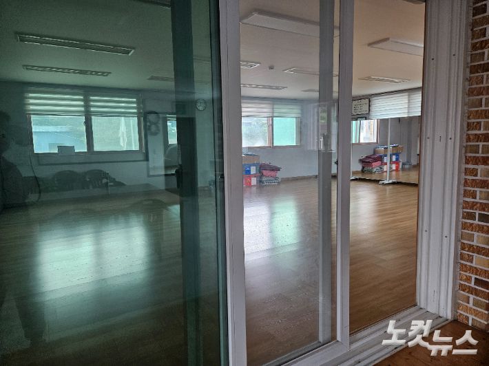 21일 오전 이재민들을 위해 임시 대피소가 마련된 경기 가평군 상면 행현2리 마을회관이 텅 비어 있었다. 고무성 기자