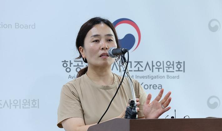 지난 19일 무안국제공항 관리동 3층에서 열릴 예정이었던 12·29 제주항공 여객기 참사 엔진 정밀조사 결과 브리핑이 취소된 후 김유진 유가족 대표가 입장을 밝히고 있다. 연합뉴스