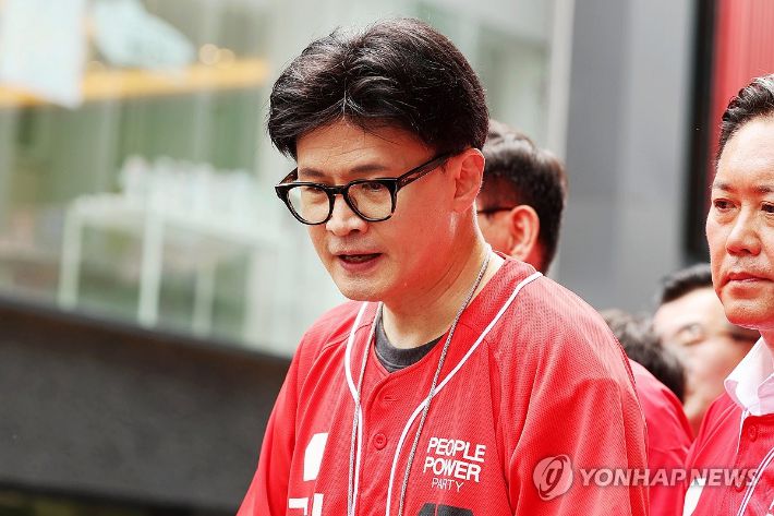 (광주=연합뉴스) 정다움 기자 = 제21대 대통령선거 사전투표 첫날인 29일 오후 광주 동구 충장로우체국 앞에서 국민의힘 한동훈 전 대표가 유세하고 있다. 2025.5.29 daum@yna.co.kr 연합뉴스