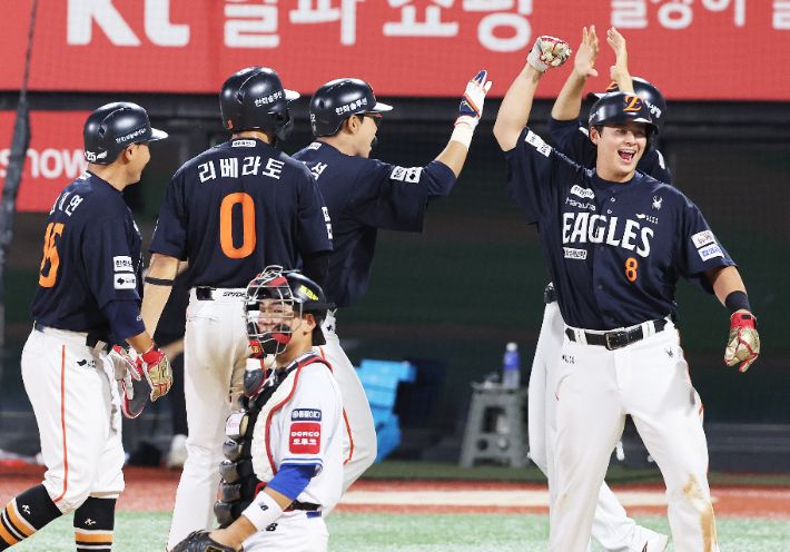 지난 20일 경기도 수원케이티위즈파크에서 열린 2025 KBO리그 프로야구 한화 이글스와 kt wiz의 경기. 9회초 1사 주자 만루에서 한화 채은성이 만루홈런을 치고 더그아웃으로 들어가며 기뻐하고 있다. 연합뉴스