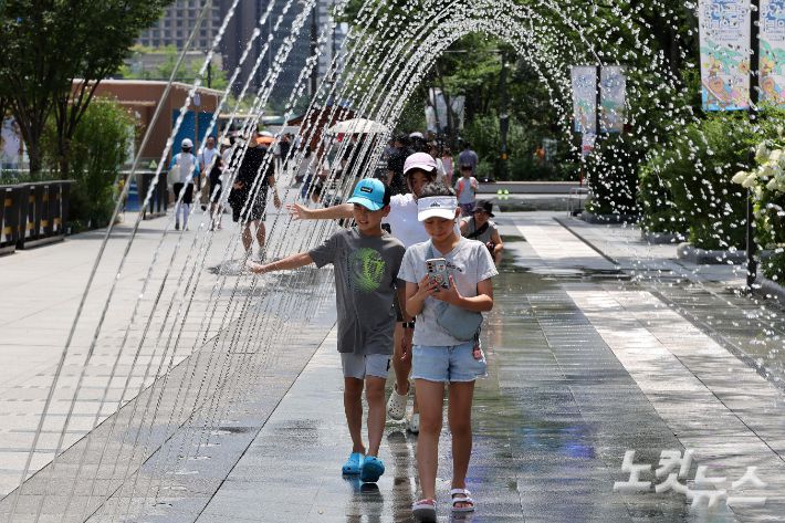 절기상 가장 덥다는 '대서'인 22일 서울 광화문광장에서 어린이들이 분수터널을 걸으며 더위를 식히고 있다. 박종민 기자