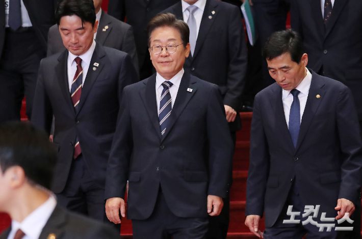 이재명 대통령이 26일 오전 서울 여의도 국회에서 2025년도 제2회 추가경정예산안에 대한 정부의 시정연설을 마치고 국회를 나서며 인사를 하고 있다. 윤창원 기자