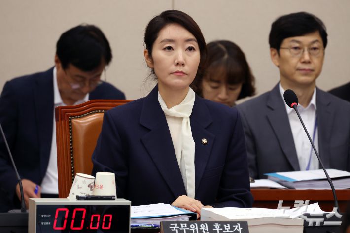 강선우 여성가족부 장관 후보자가 14일 서울 여의도 국회 여성가족위원회에서 열린 인사청문회에 출석하고 있다. 윤창원 기자