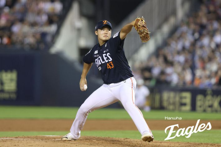 한화 정우주가 23일 두산과 원정에서 역투하는 모습. 한화