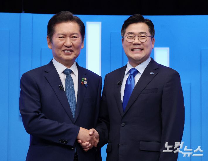 더불어민주당 정청래·박찬대 당대표 후보가 16일 서울 양천구 목동 SBS에서 열린 TV토론회에 앞서 기념촬영을 하고 있다. 국회사진기자단