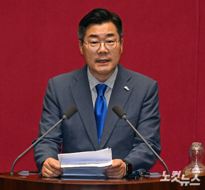 더불어민주당 박찬대 의원이 23일 서울 여의도 국회에서 열린 본회의에서 5분 자유발언을 하고 있다. 윤창원 기자