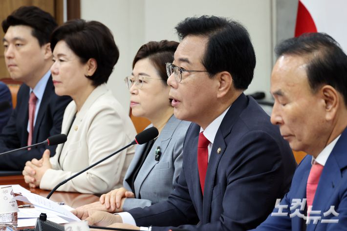 국민의힘 송언석 비상대책위원장 겸 원내대표가 21일 서울 여의도 국회에서 열린 비상대책위원회의에서 발언을 하고 있다. 윤창원 기자