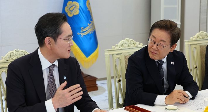 이재명 대통령이 서울 용산 대통령실에서 열린 6경제단체·기업인 간담회에서 이재용 삼성전자 회장의 발언을 듣고 있다. 연합뉴스