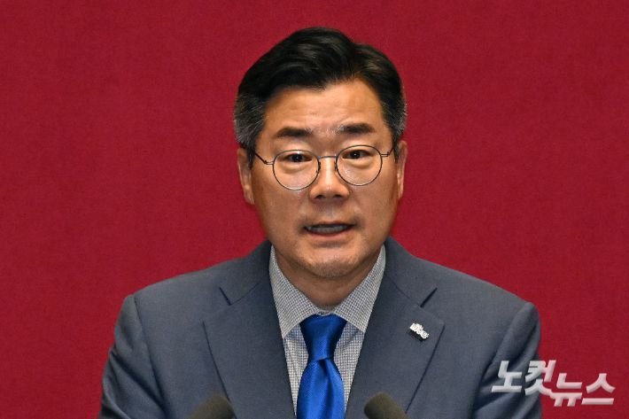 더불어민주당 박찬대 의원이 23일 서울 여의도 국회에서 열린 본회의에서 5분 자유발언을 하고 있다. 윤창원 기자