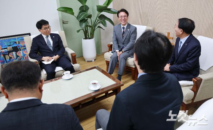 김민석 총리는 "종로5가, 특별히 교회협에 빚진 마음이 있다"며 "민주화 운동으로 투옥됐을 때 그리스도인들이 전해줬던 영치금이 큰 위로와 희망이 됐다"고 전했다.. 정부청사사진기자단