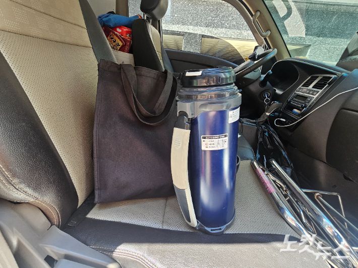 안씨가 들고다니는 대형 물병. 나채영 기자