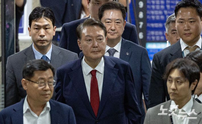 12·3 불법계엄 사태로 특검 수사를 받는 윤석열 전 대통령이 9일 서울 서초구 서울중앙지방법원에서 열린 구속 전 피의자 심문(영장실질심사)을 마치고 대기 장소인 서울구치소로 이동하고 있다. 사진공동취재단