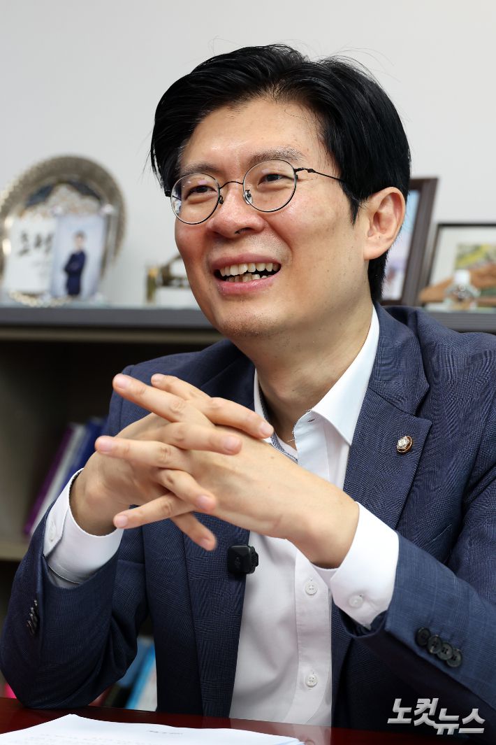 조정훈 의원은 계엄·탄핵 당시 "원칙적 옳고그름과 정치적 유·불리가 마구 섞여 있었다"며 당내 필요한 목소리를 충분히 내지 못했다고 반성했다. 윤창원 기자