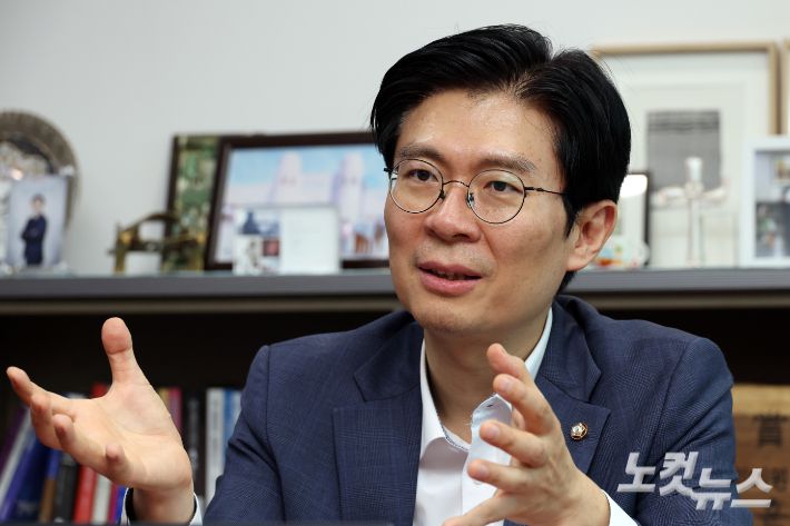 국민의힘 조정훈 의원이 25일 서울 여의도 국회 의원회관에서 CBS노컷뉴스와 인터뷰를 하고 있다. 윤창원 기자