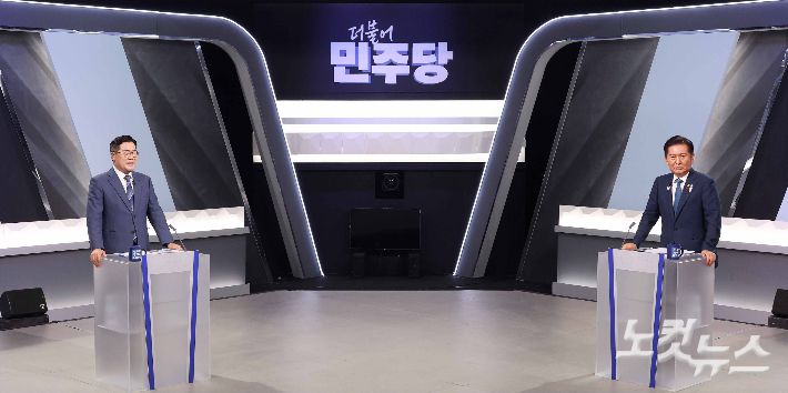 박찬대, 정청래 더불어민주당 당대표 후보가 27일 오후 서울 여의도 KBS 신관 공개홀에서 TV토론회 시작 전 토론 준비를 하고 있다. 국회사진기자단