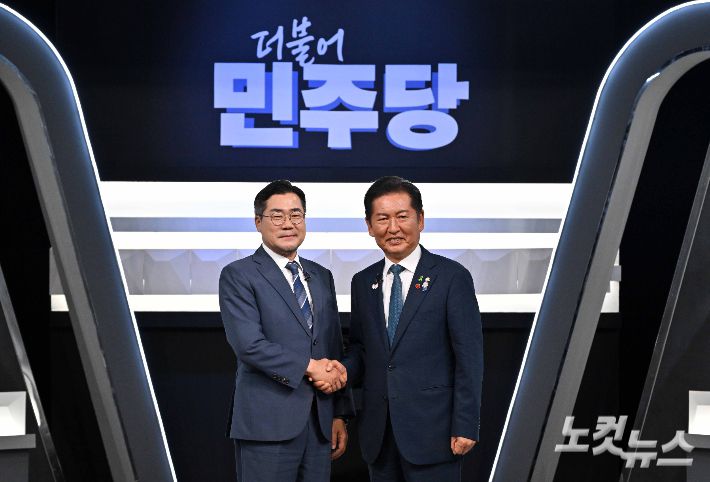 더불어민주당 박찬대(왼쪽)·정청래 당대표 후보가 27일 오후 서울 여의도 KBS에서 열린 TV토론회 시작 전 기념촬영을 하고 있다. 국회사진기자단