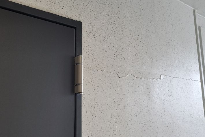 둔촌 올림픽파크포레온 3단지 34층 복도 벽면에  발생한 긴 균열. 현대건설 제공