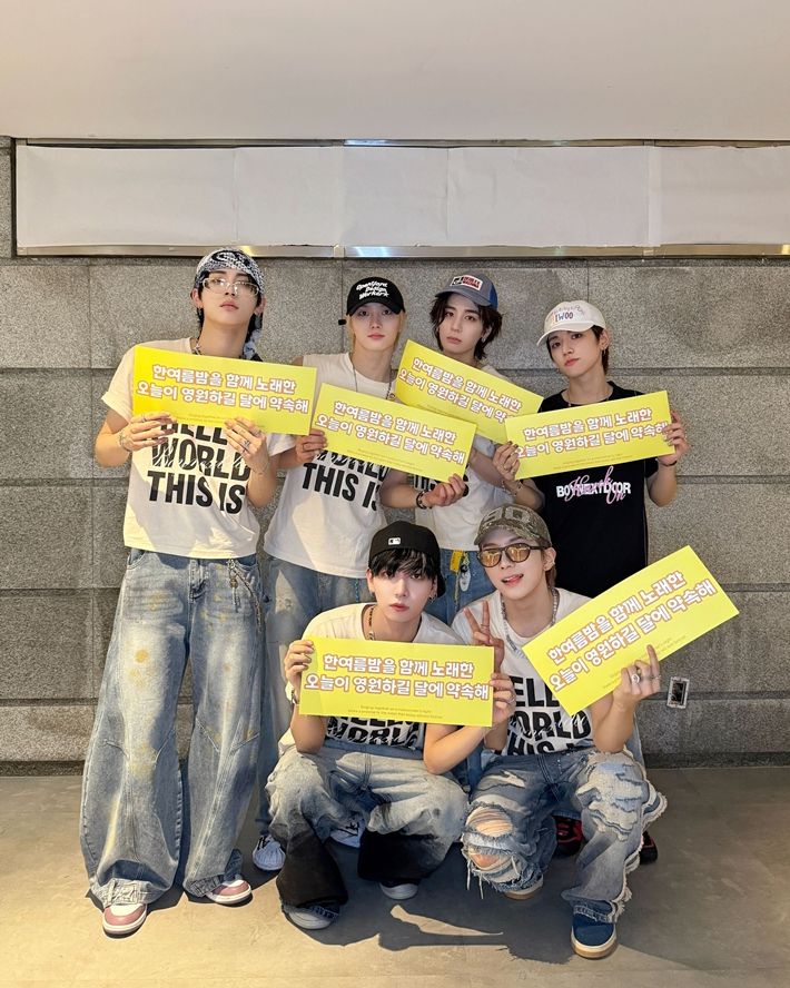 보이넥스트도어가 원도어(공식 팬덤명)가 준비한 이벤트 슬로건을 든 모습. 보이넥스트도어 공식 트위터