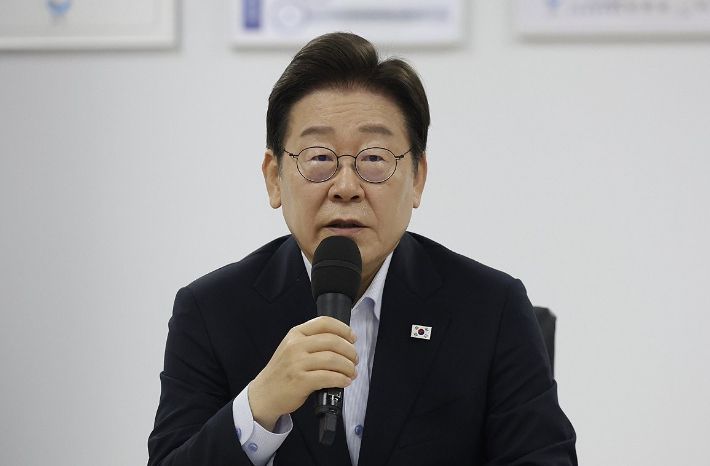 이재명 대통령이 25일 경기 시흥시 SPC 삼립 시화공장에서 열린 산업재해 근절 현장 노사간담회에서 발언하고 있다. 연합뉴스