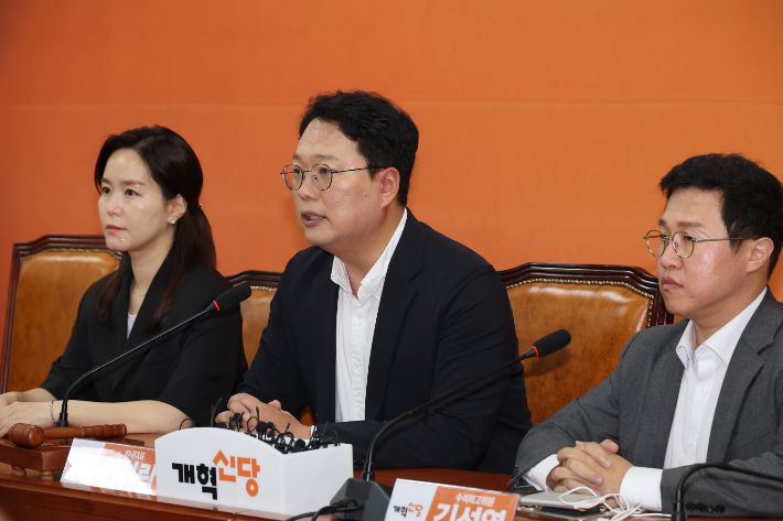 김건희 여사의 의혹들을 수사하는 민중기 특별검사팀이 개혁신당 이준석 대표의 자택 압수수색에 나선 28일 서울 여의도 국회에서 열린 개혁신당 긴급 기자회견에서 천하람 원내대표가 발언하고 있다. 연합뉴스