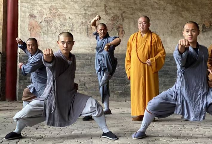 소림사 주지 스융신(오른쪽 두번째). 웨이보 캡처