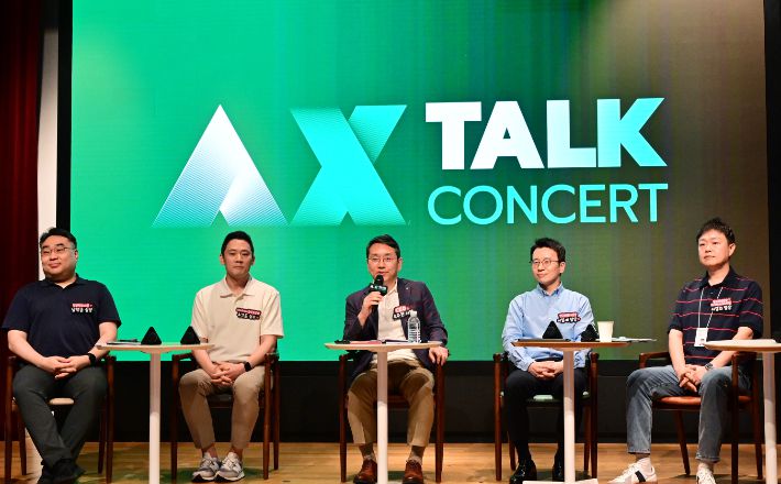 LG전자 조주완 CEO가 전 구성원 소통행사인 'AX 토크콘서트'에서 AIㅁ 기술의 중요성을 강조하며, AX 확산에 앞장서겠다고 밝혔다. LG전자 제공