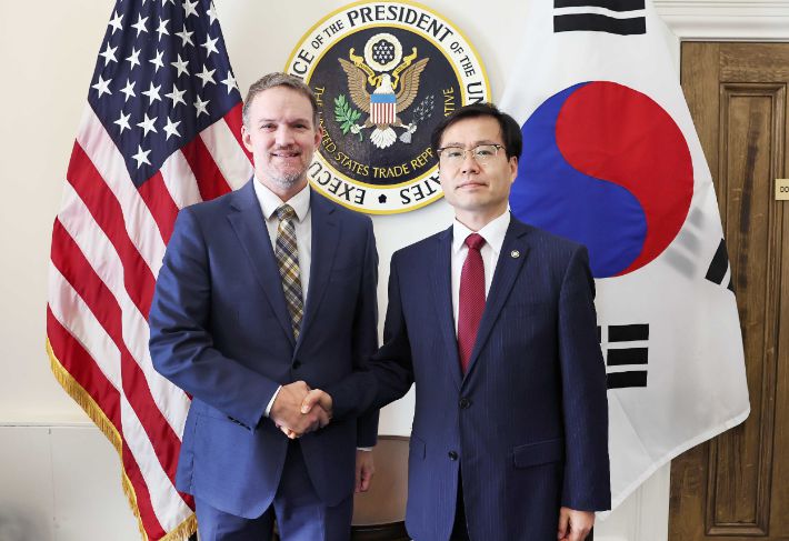 여한구 산업통상자원부 통상교섭본부장이 지난 25일(현지시간) 미국 워싱턴 DC 미국무역대표부 회의실에서 제이미슨 그리어 미국무역대표부 대표와 한미 관세 협상 진전 방안 등에 대한 논의에 앞서 기념촬영을 하는 모습. 연합뉴스