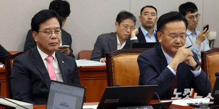 29일 서울 여의도 국회에서 열린 운영위원회 전체회의에서 민의힘 송언석 비상대책위원장 겸 원내대표(왼쪽)와 유상범 원내수석부대표가 생각에 잠겨있다. 윤창원 기자