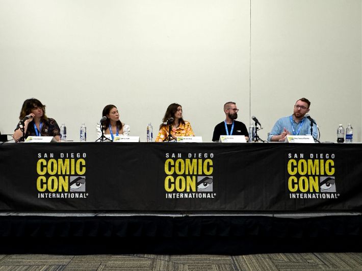 SDCC 2025 '애니메이션의 다음 시대: 폭발적 성장의 원동력은?' 패널 현장. 왼쪽부터 조샤 밀먼(영화·TV 평론가), 시드니 브라이트(WEBTOON 프로덕션 글로벌 애니메이션 총괄), 헤더 혼(Crunchyroll 프로듀서), 카일 흄(WEBTOON 엔터테인먼트 글로벌 커뮤니케이션 총괄), 마일스 아서턴(White Box Entertainment CEO 겸 창립자). 네이버웹툰 제공