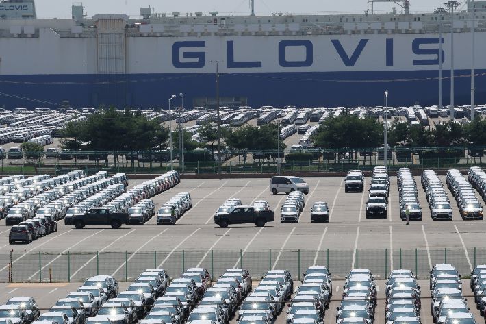 24일 경기도 평택항 부근에 수출용 차들이 세워져 있다. 연합뉴스