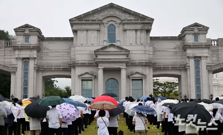 가평 천정궁 앞에 모인 신도들의 모습. 가평=박종민 기자