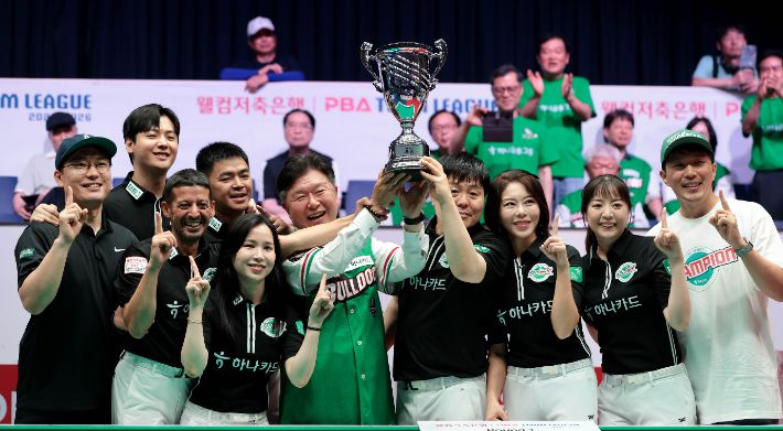 우승컵을 들고 기뻐하는 하나카드 선수단과 관계자들. PBA