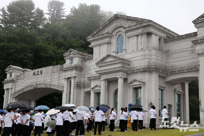 가평 통일교 천정궁 앞에 모인 신도들의 모습. 가평=박종민 기자