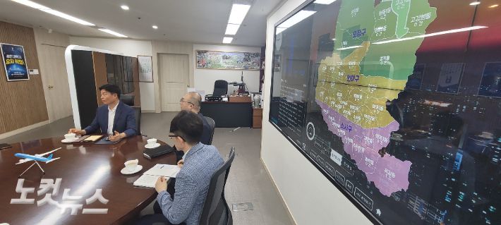 조 시장 집무실 벽면에 부천시 현황 정보가 표시돼 있다. 박창주 기자